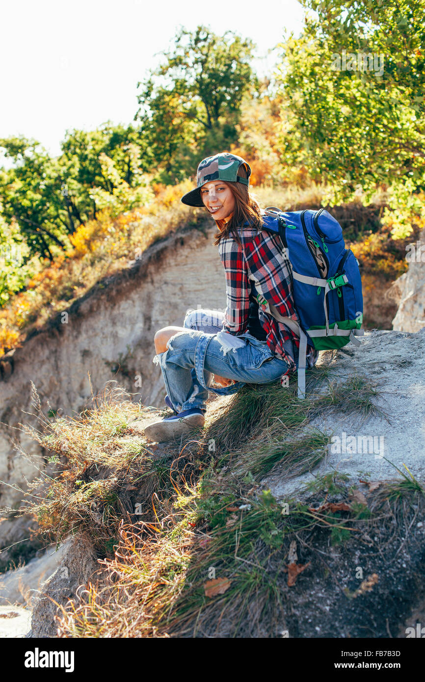Ritratto di giovane donna seduta sulla montagna Foto Stock