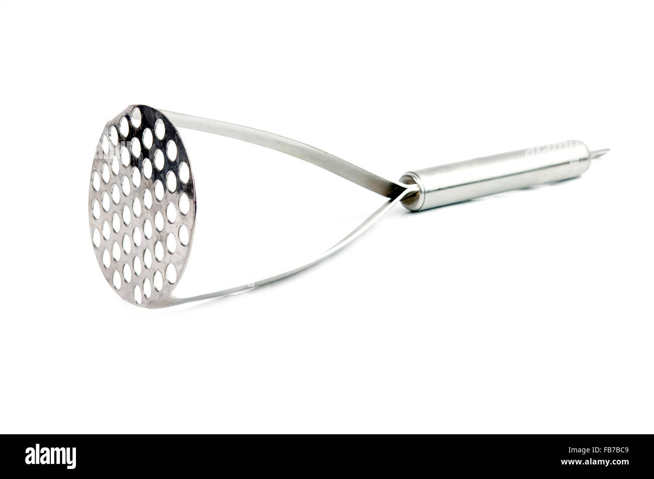 Metallo schiacciapatate su sfondo bianco Foto Stock