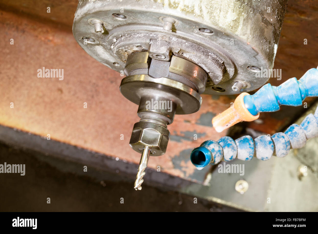 Una macchina CNC teste fresatrici nell industria del metallo con liquido di raffreddamento e i tubi di praticare all'interno della testata Foto Stock