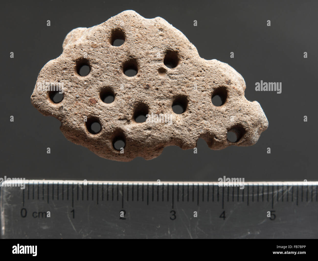 Produzione di formaggio. Questa era una volta parte di una pentola per la separazione della cagliata e siero di latte di caseificazione. potrebbe essere qualsiasi data da 2000 anni a 200 anni. Foto Stock