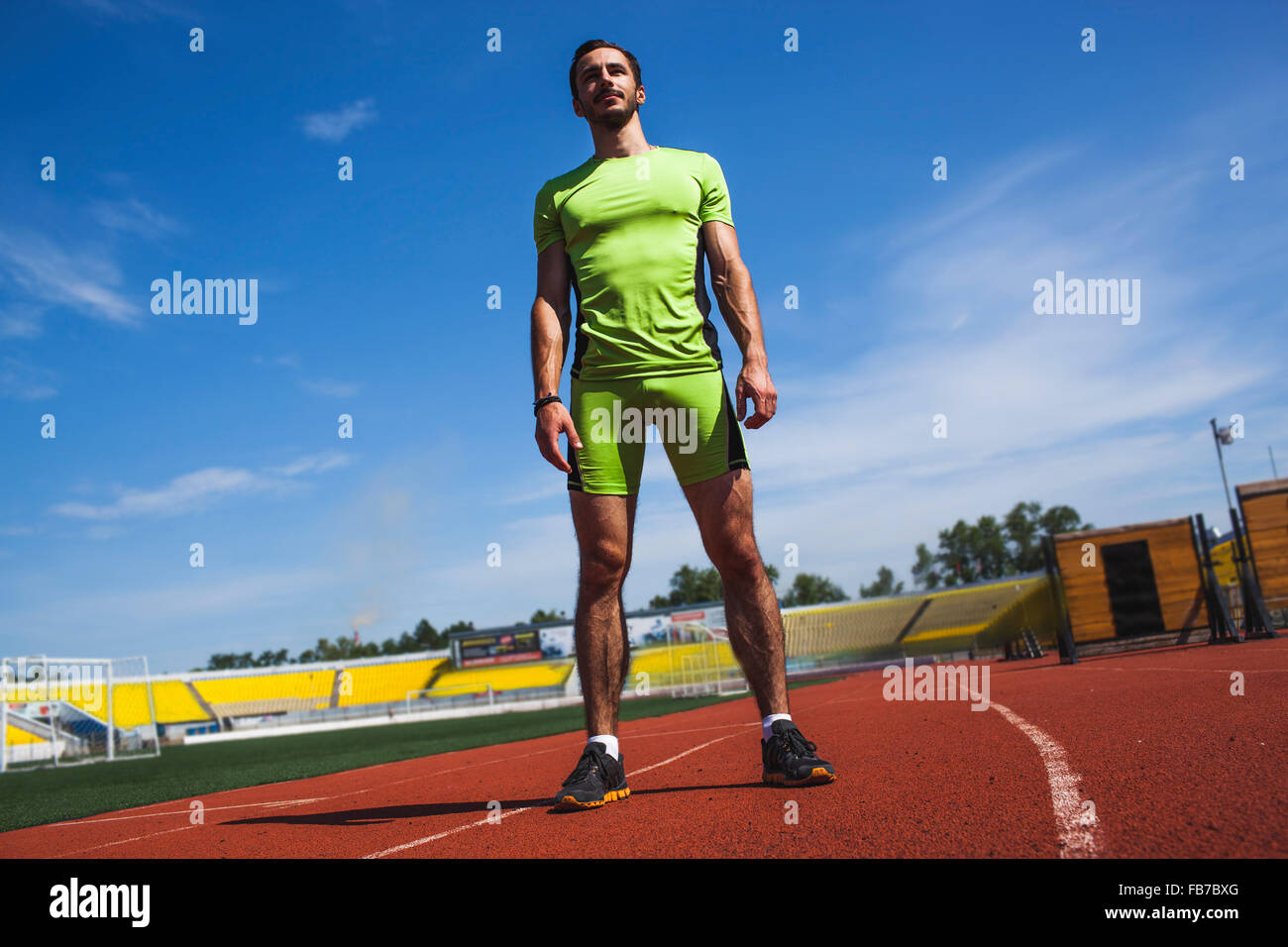 Pieno di lunghezza determinata atleta maschio permanente sulla pista Foto Stock