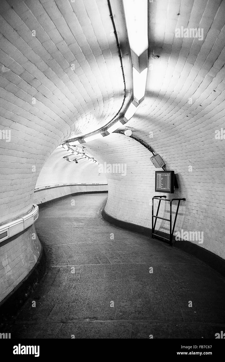 Interno del tunnel illuminato Foto Stock