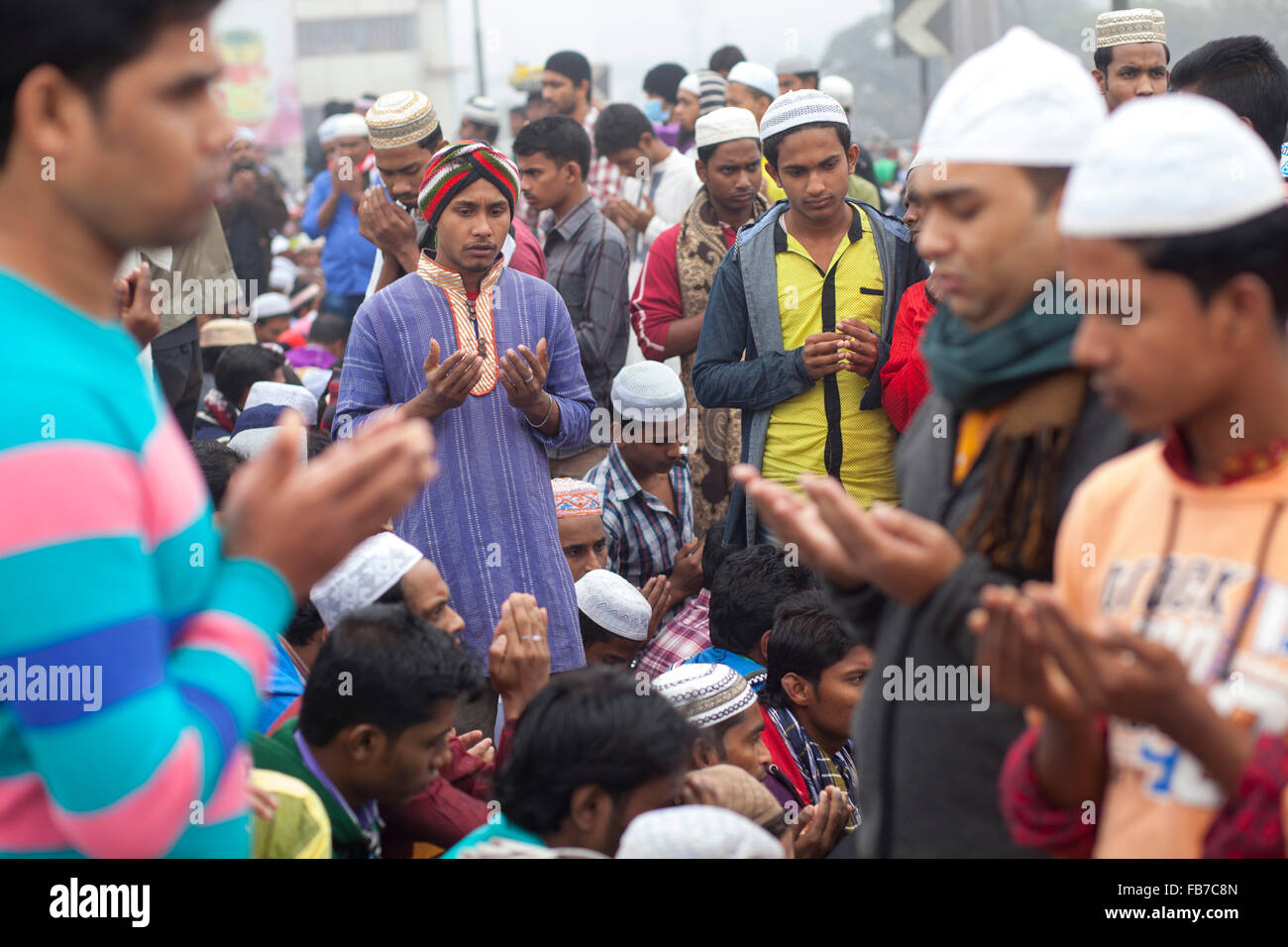 Dacca in Bangladesh 10 Gennaio 2016: bangladese devoti musulmani frequentano il Akheri Munajat preghiere conclusive sul terzo giorno di Biswa Ijtema, la seconda più grande congregazione musulmana dopo l'Hajj, a Tongi stazione ferroviaria in Tongi 20 km da Dacca, il 10 gennaio 2016. Circa due milioni di musulmani dal Bangladesh e all'estero osservato la tre-giorni di Congregazione con la preghiera sulle rive del fiume Turag. Foto Stock
