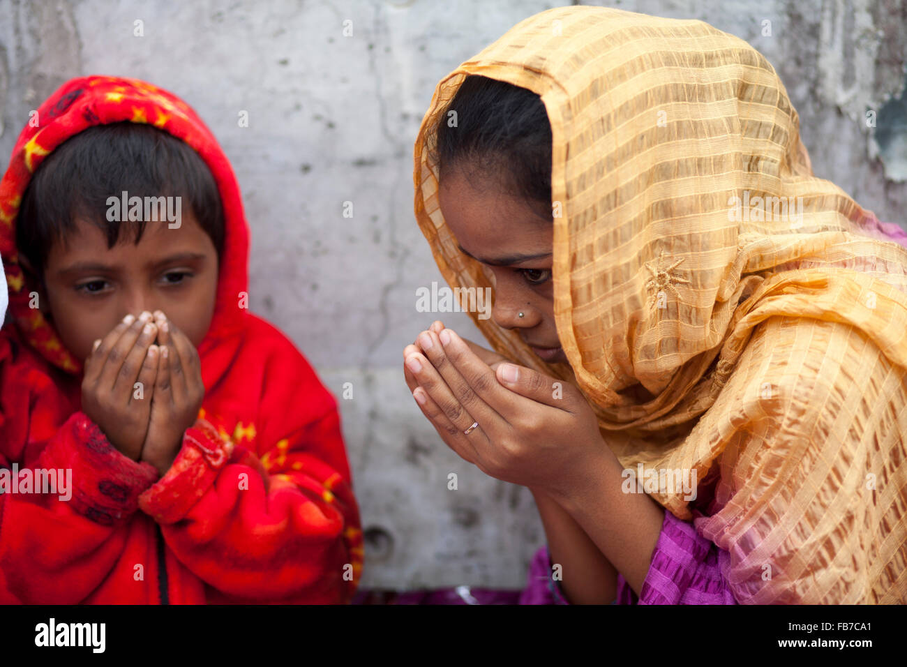 Dacca in Bangladesh 10 Gennaio 2016: bangladese devoti musulmani frequentano il Akheri Munajat preghiere conclusive sul terzo giorno di Biswa Ijtema, la seconda più grande congregazione musulmana dopo l'Hajj, a Tongi stazione ferroviaria in Tongi 20 km da Dacca, il 10 gennaio 2016. Circa due milioni di musulmani dal Bangladesh e all'estero osservato la tre-giorni di Congregazione con la preghiera sulle rive del fiume Turag. Foto Stock
