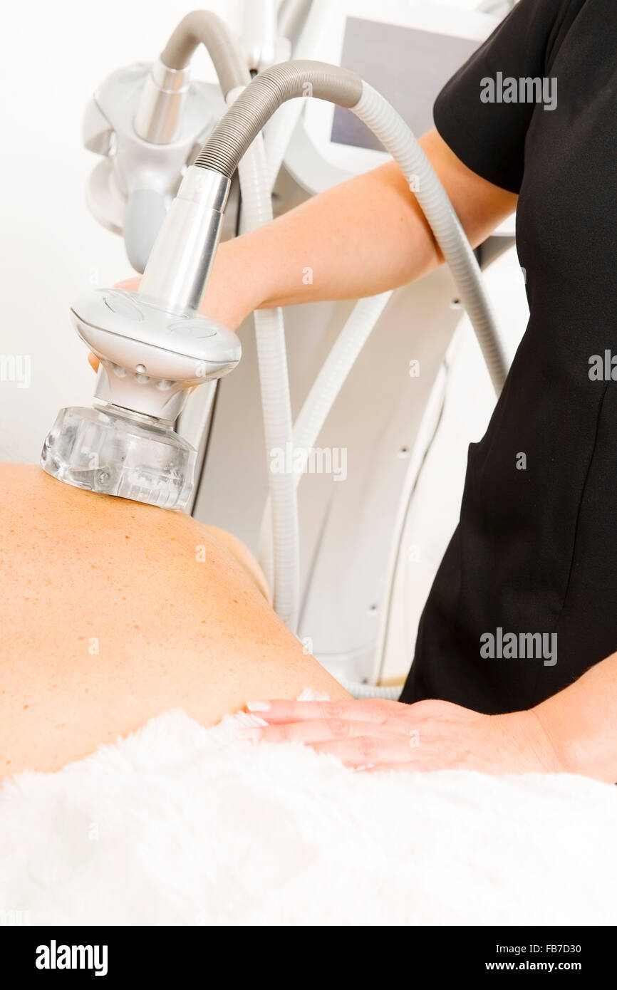 Close-up di dimagrimento massaggio vuoto il trattamento in clinica Foto Stock
