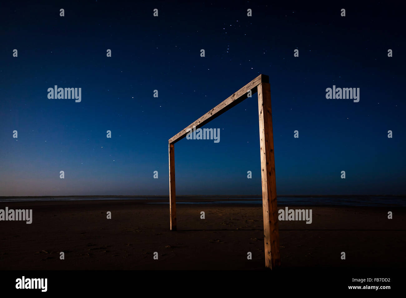 Obiettivo di calcio sulla spiaggia di notte Foto Stock