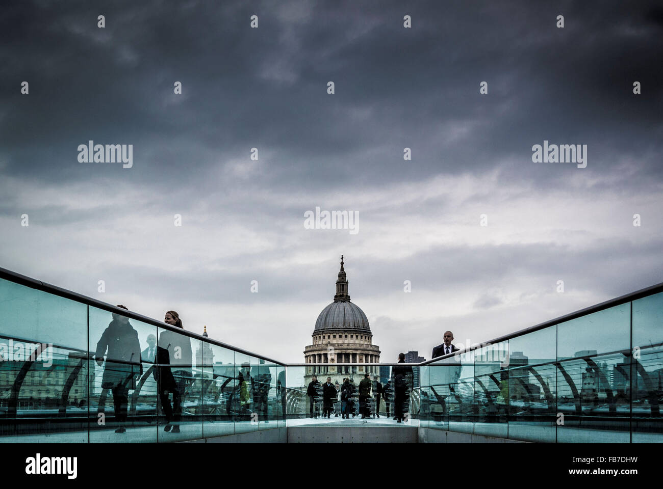 La Cattedrale di St Paul e visto dal Millennium Bridge di Londra, Regno Unito. Foto Stock