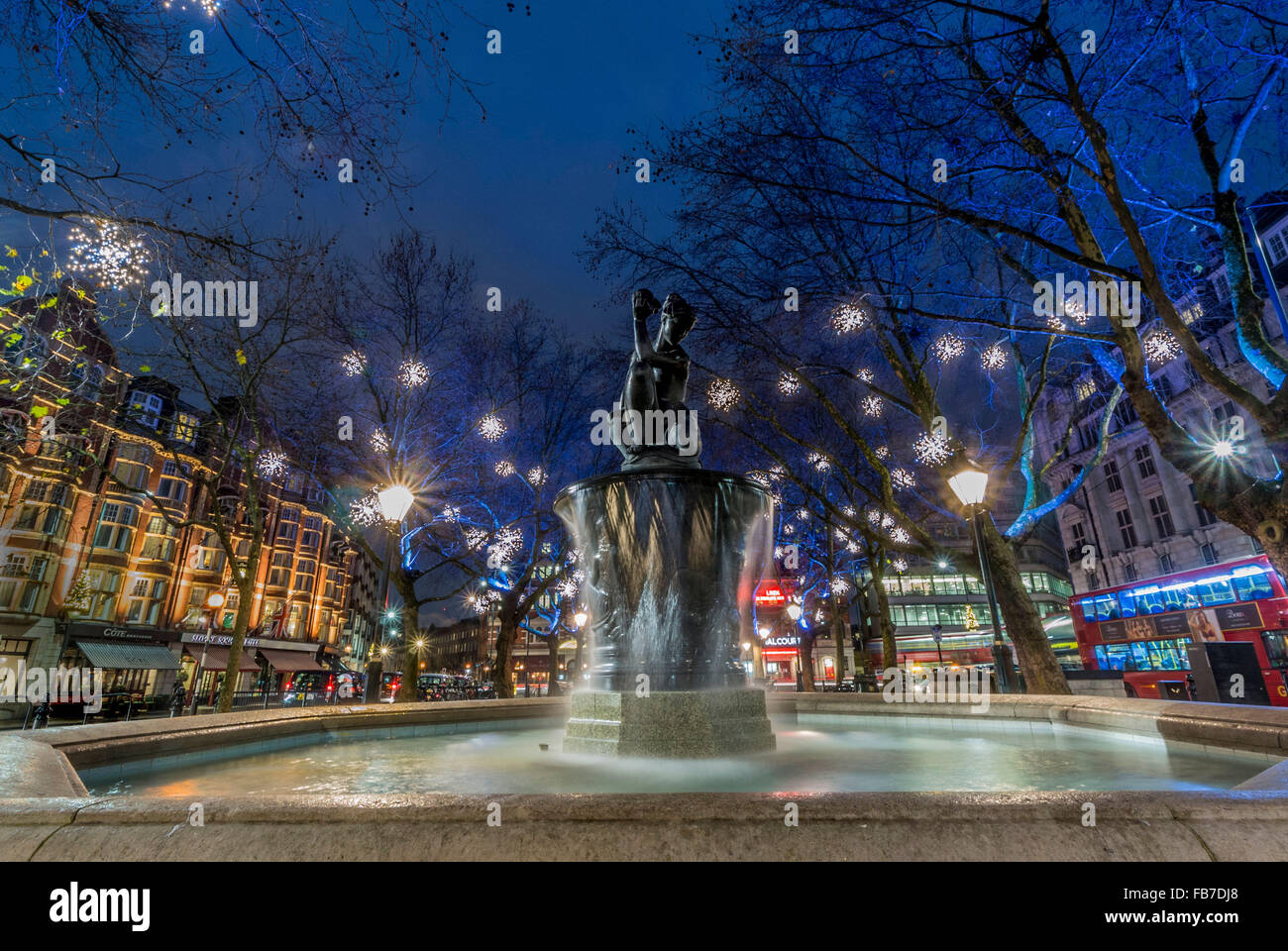 La fontana Venere a Sloane Square, Londra, Regno Unito, a Natale con le sue luci Foto Stock
