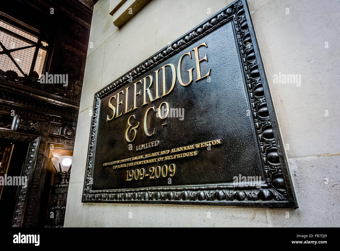 Selfridge & Co cartello fuori dal grande magazzino Selfridges, Oxford Street, Londra, Regno Unito. Foto Stock