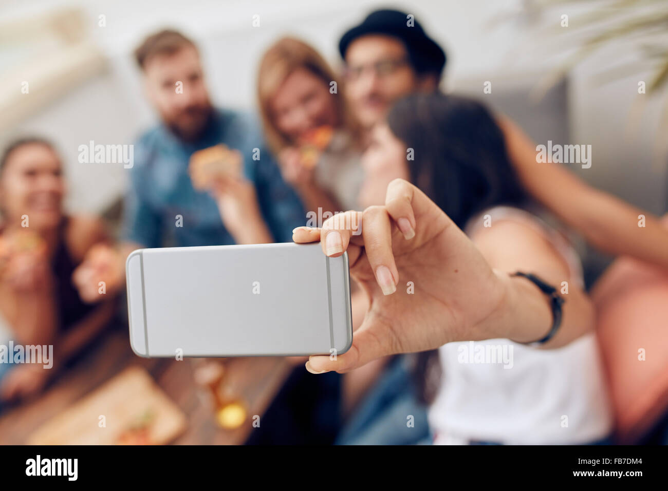 Inquadratura di gruppo di amici prendendo un selfie a parte. Telefono cellulare nelle mani di una donna prendendo self portrait. Foto Stock