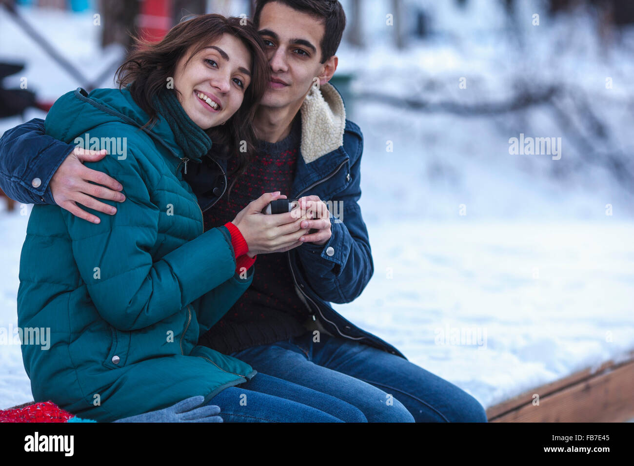 Ritratto di giovane romantico giovane avente il caffè durante il periodo invernale Foto Stock