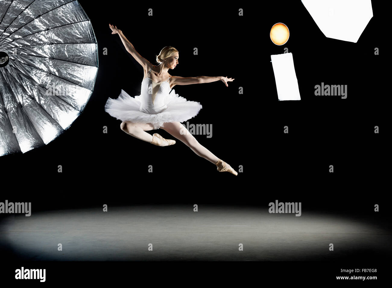 Per tutta la lunghezza della ballerina di eseguire a metà aria a studio Foto Stock