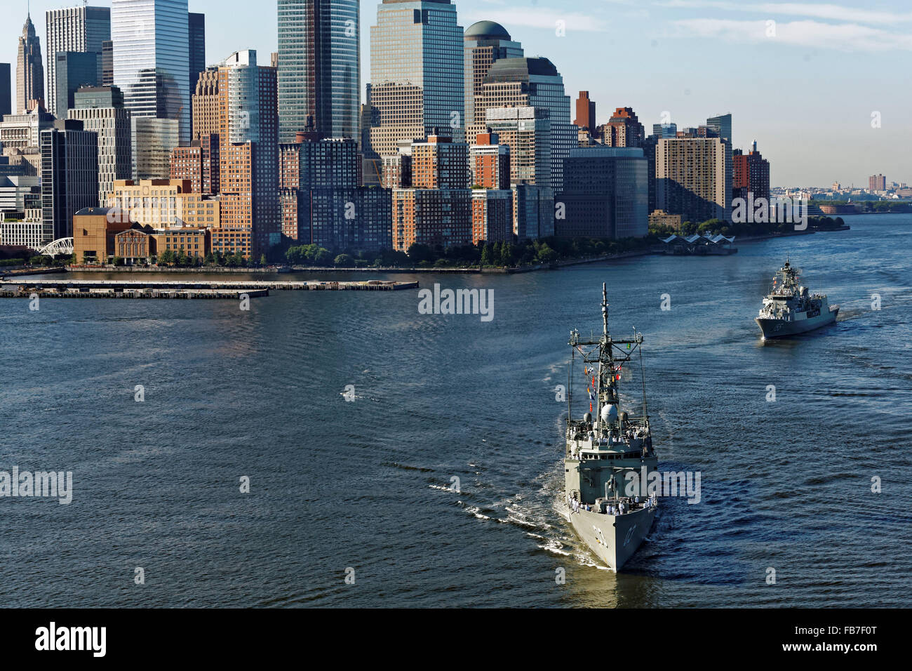 Sito ufficiale della Royal Navy navi HMAS Sydney (anteriore) e HMAS Ballarat cruise passato la città di New York sul suo cammino per attraccare a New York. Foto Stock
