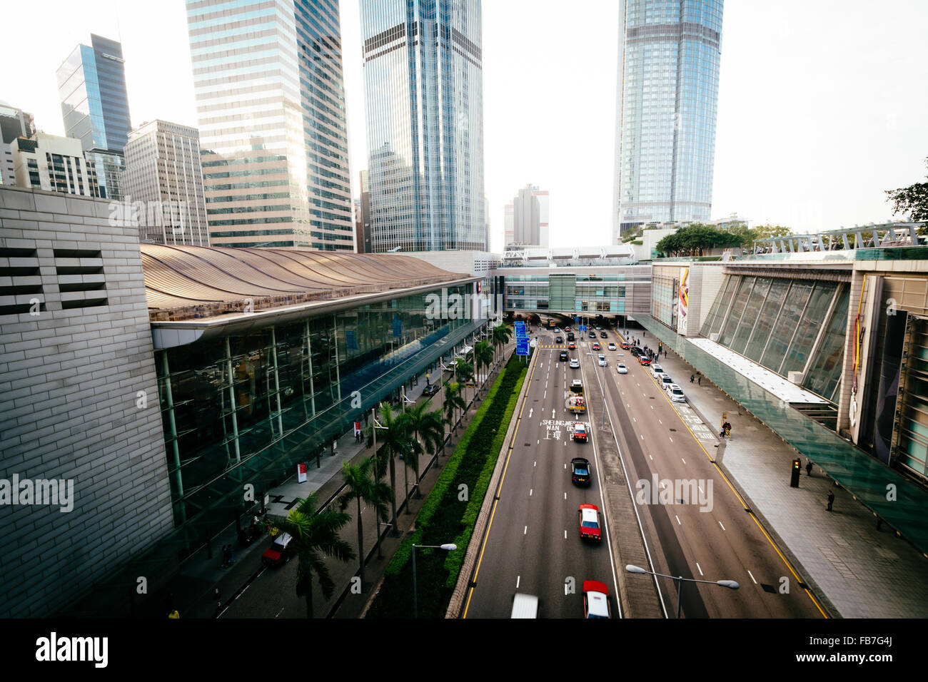 Vista dell'uomo Cheung Street e grattacieli moderni nel centro di Hong Kong, Hong Kong. Foto Stock