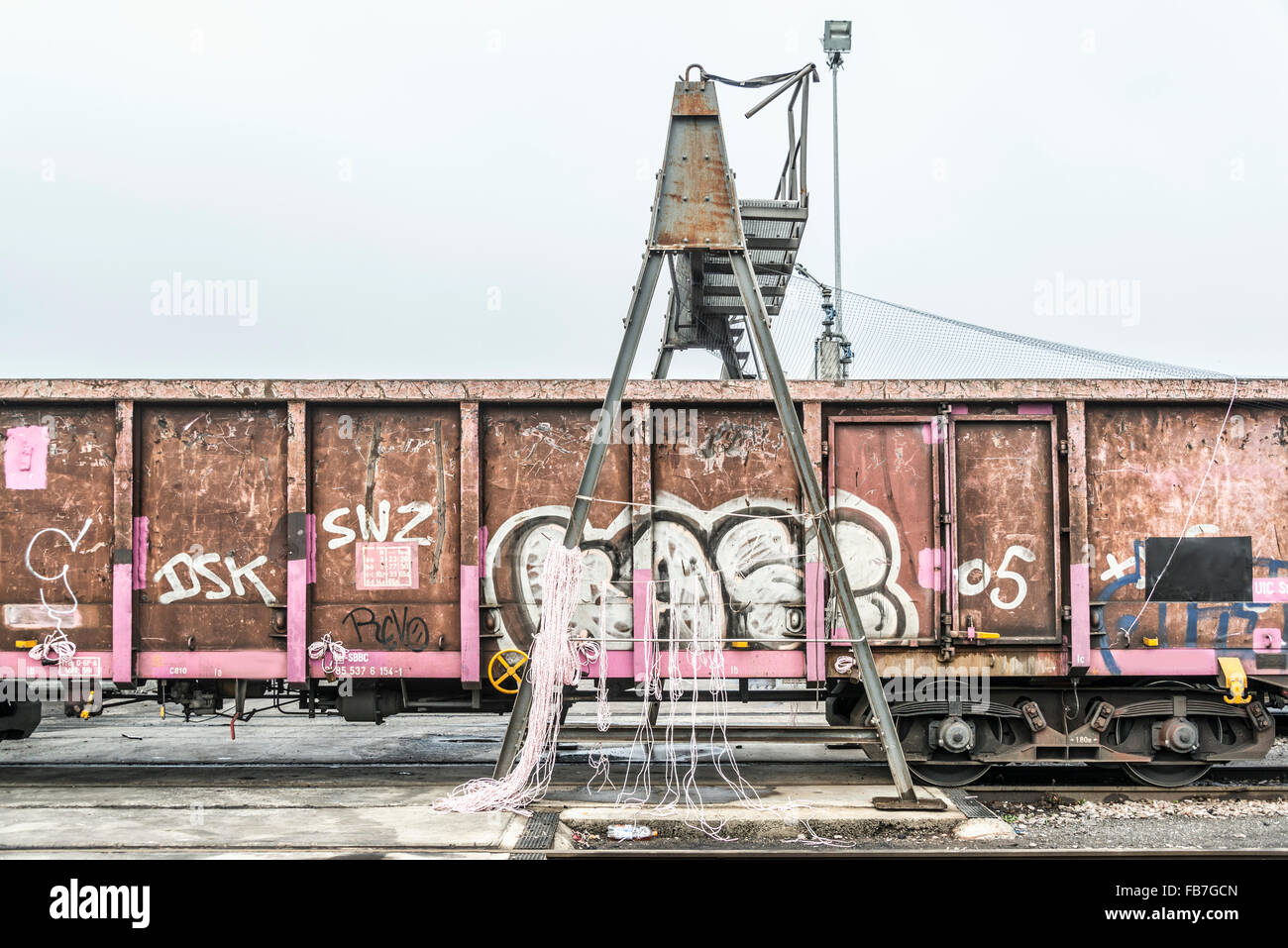 Graffiti sul vecchio treno merci al porto Foto Stock