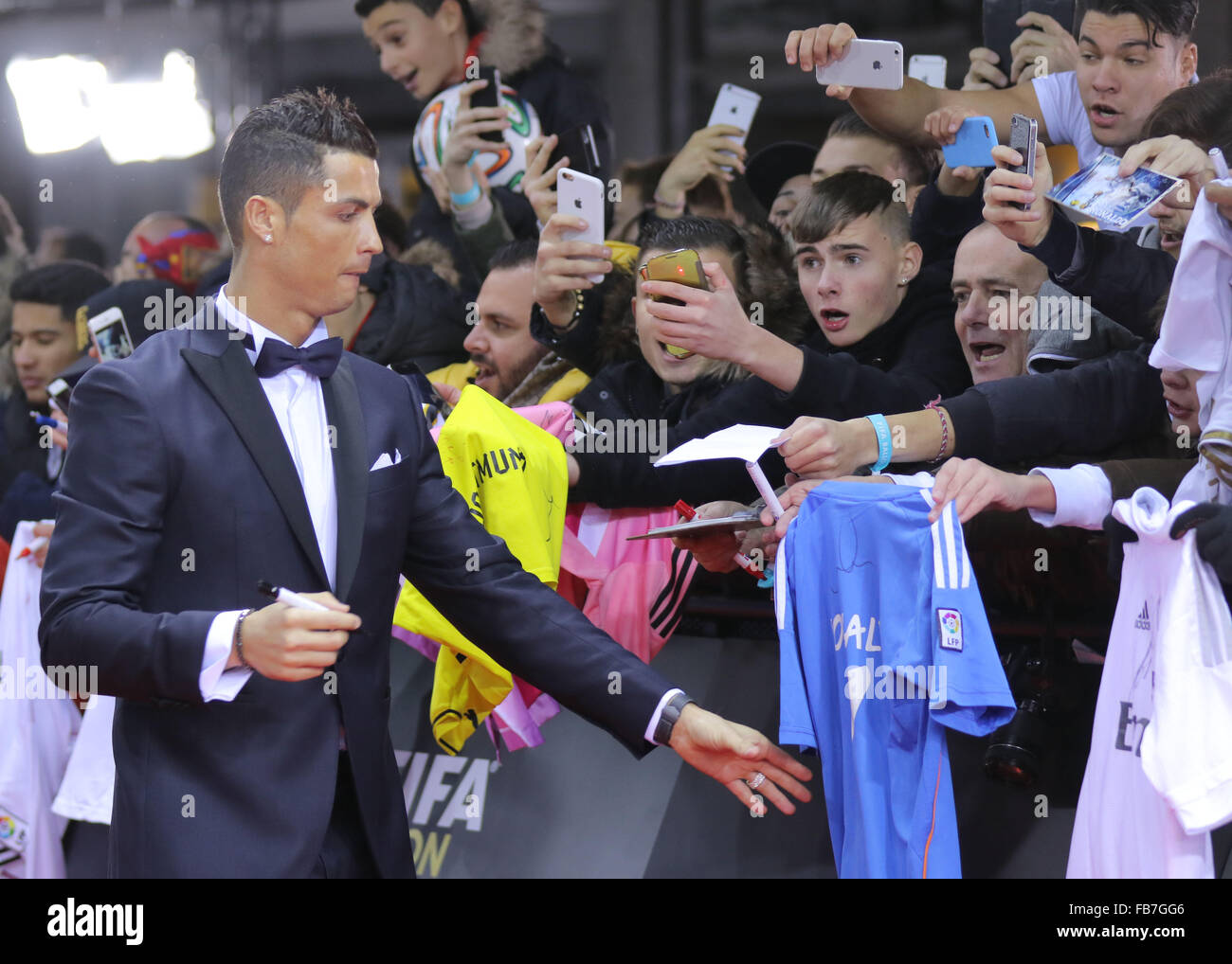 Zurigo, Svizzera. Xi gen, 2016. Cristiano Ronaldo con ventole Gala Player mondiale dell'Anno FIFA-Weltfussballer Calciatore dell'anno 2015, FIFA ballon d'Or nel Kongresshaus Zuerich, Svizzera a gennaio 11, 2016 / 11.01.2016 FIFA World Player parte Credito: Peter Schatz/Alamy Live News Foto Stock