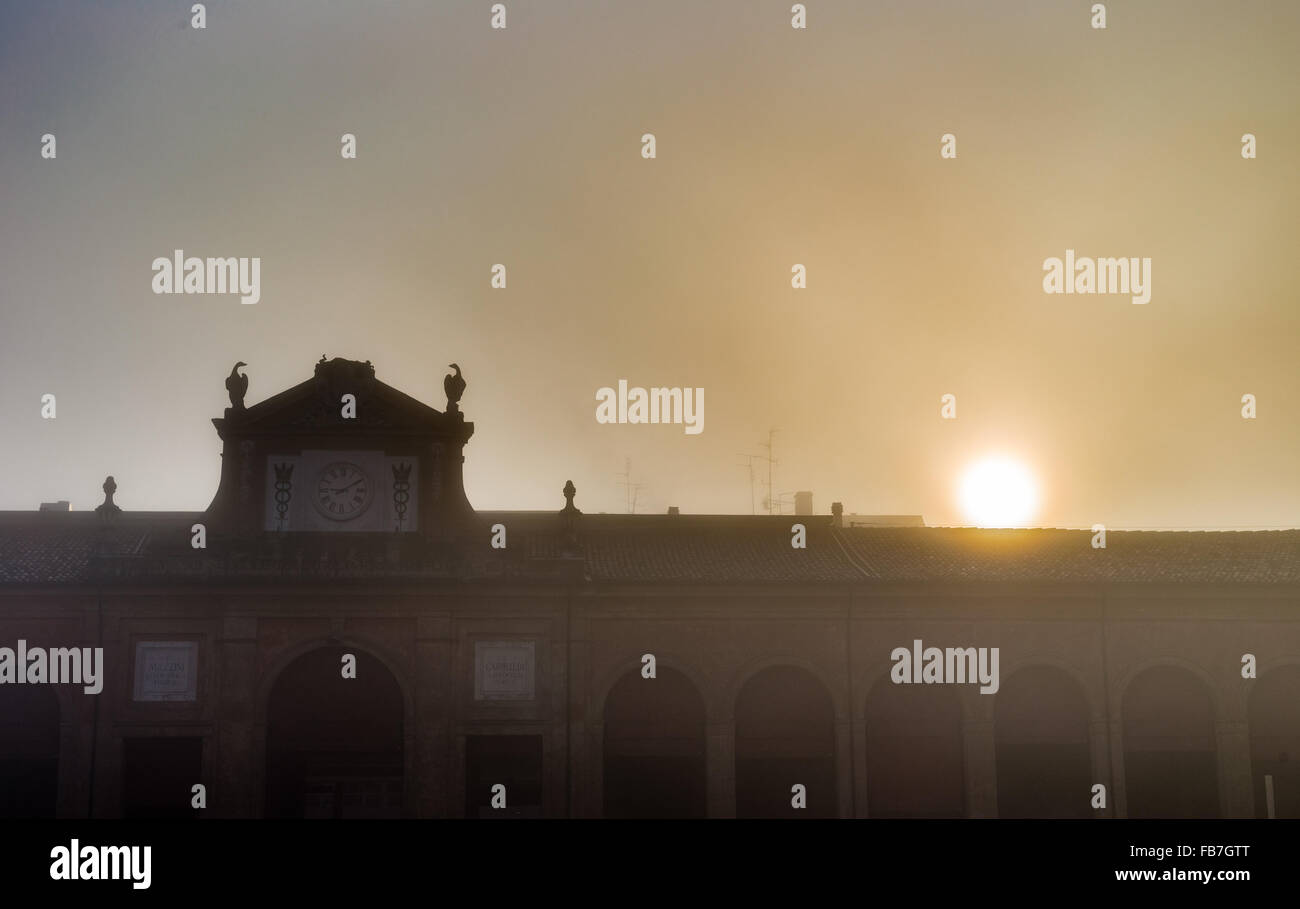 Gli antichi edifici in un giorno di nebbia in Romagna in Italia Foto Stock