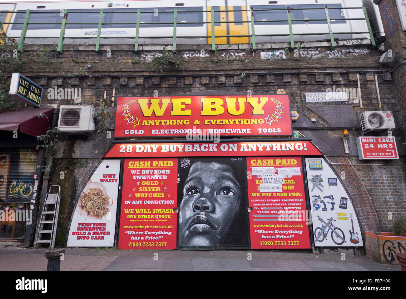 Murale di Furia139 su Compriamo pedina negozio in archi ferroviaria in Station Road Brixton a sud di Londra Foto Stock