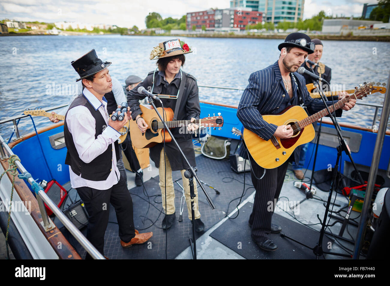 BBC Music giorno "per amore della musica' del Vallo di Adriano di suono 2015 sul fiume Tyne Newcastle prestazioni in barca dal vaso Fam Foto Stock