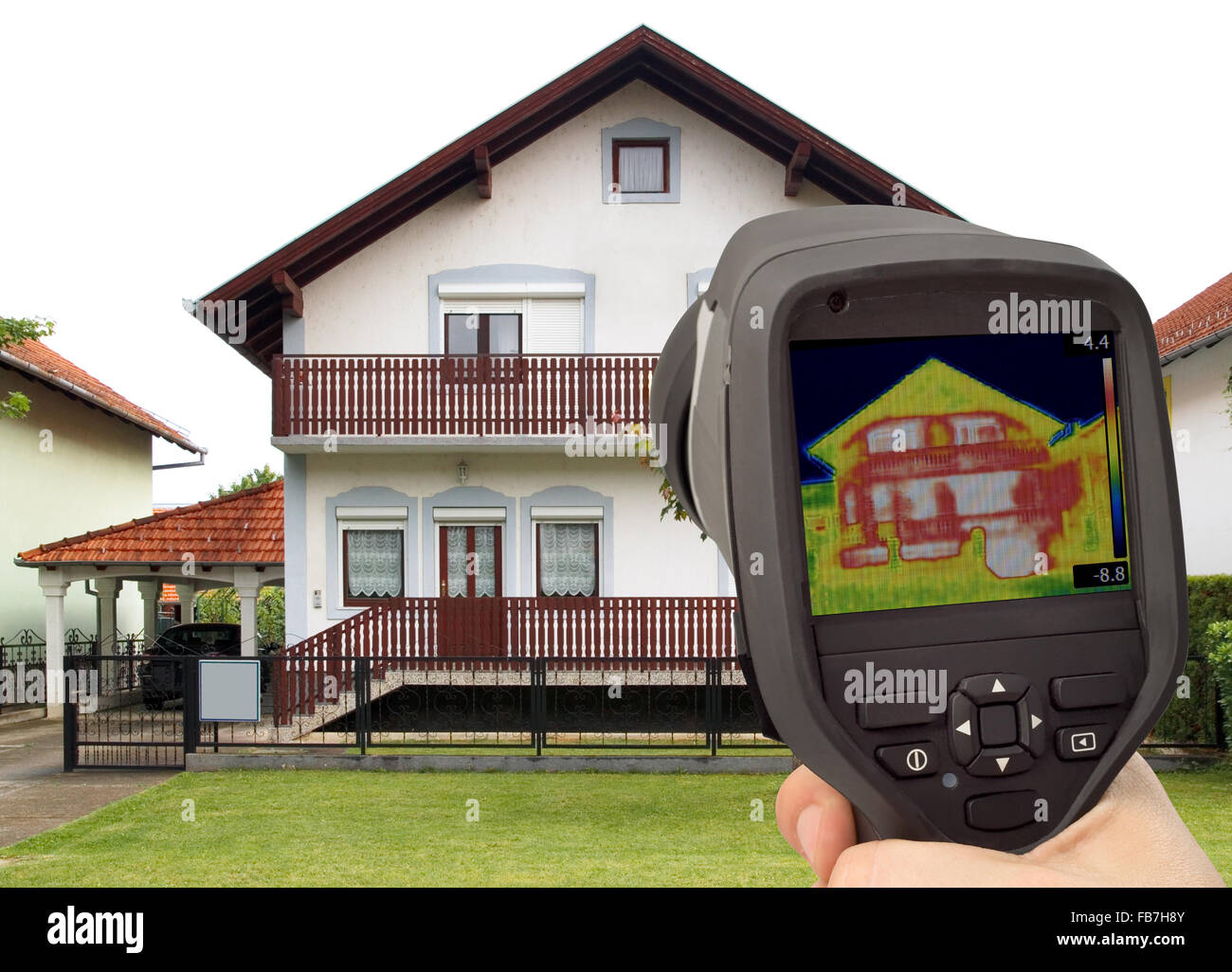La perdita di calore il rilevamento della facciata della casa con la termocamera infrarossa Foto Stock