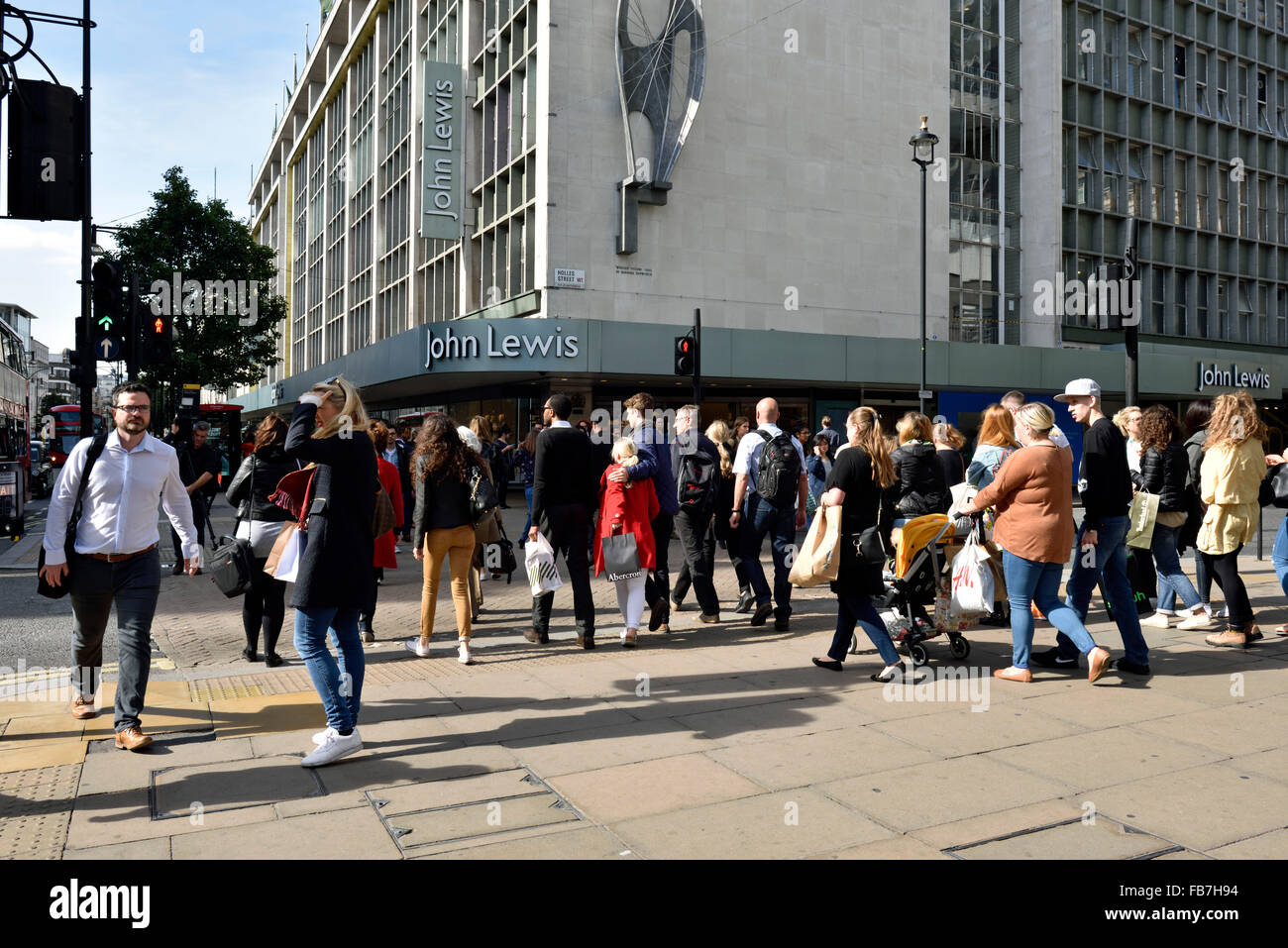 Persone in attesa di attraversare la strada di fronte a John Lewis Oxford Street, nel centro di Londra Inghilterra Regno Unito Foto Stock