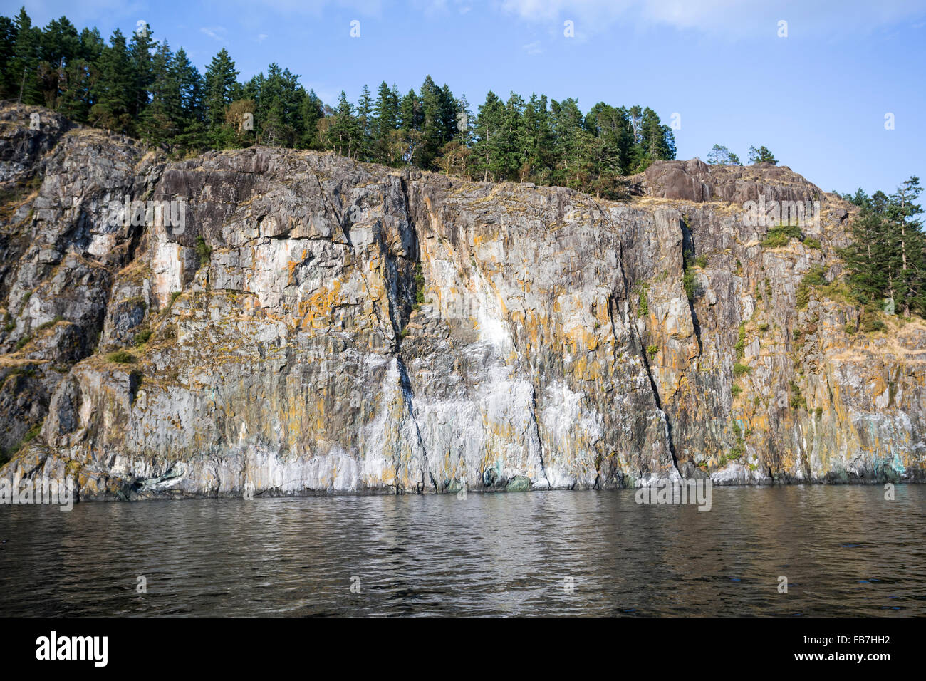 America del nord, Canada, British Columbia, Quadra Island, Cliff, Verde rame dovuto ad ossidazione Foto Stock