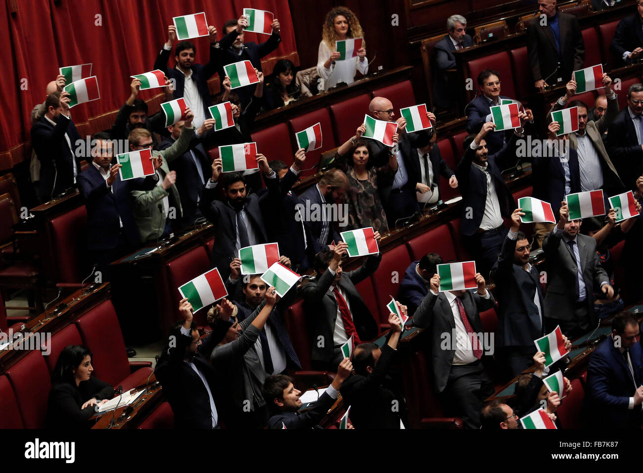 La protesta del movimento 5 stelle che wave italiana le bandiere e gli striscioni Roma 11 gennaio 2016. Camera dei deputati. Votazione finale Foto Stock