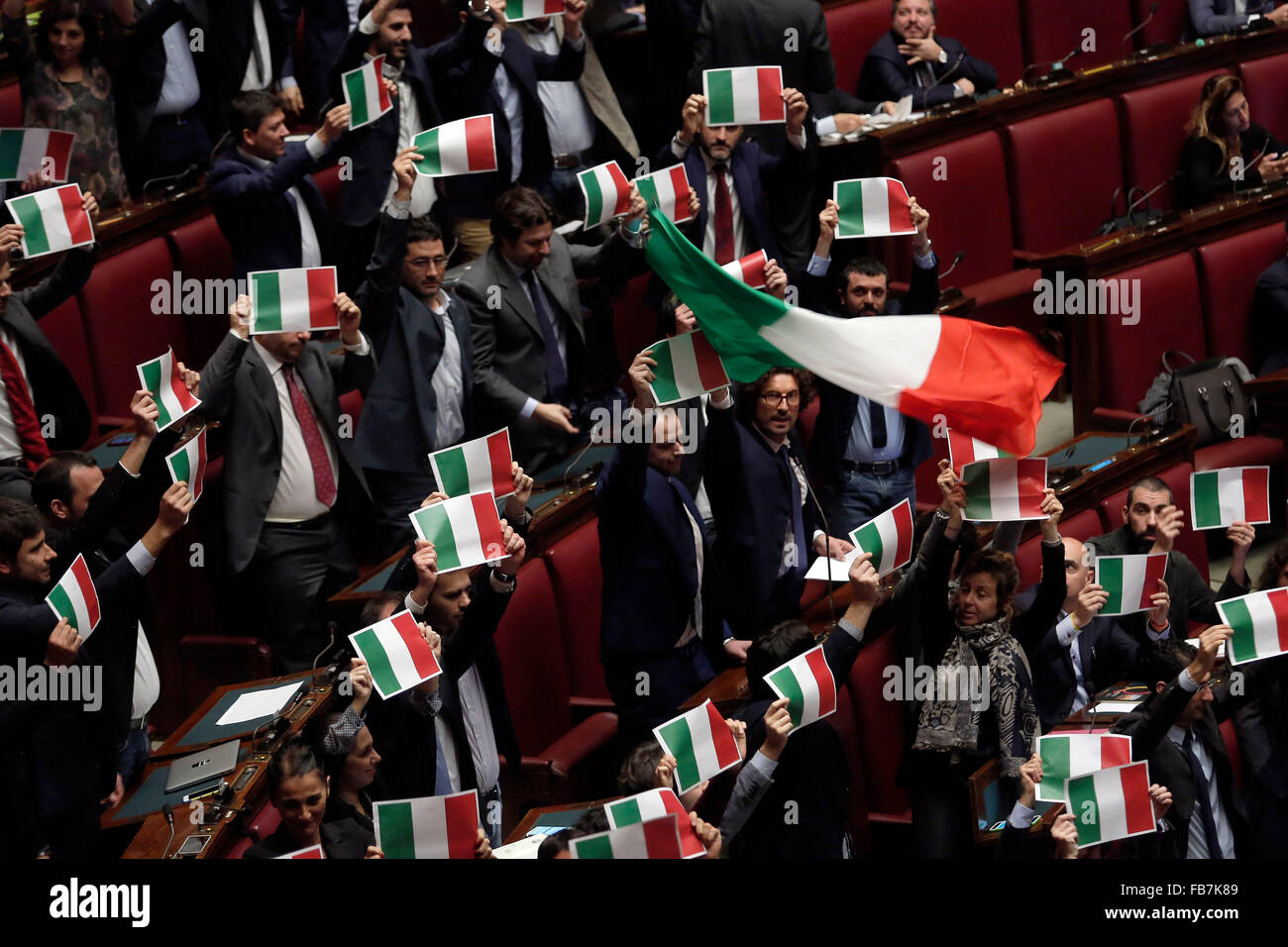 La protesta del movimento 5 stelle che wave italiana le bandiere e gli striscioni Roma 11 gennaio 2016. Camera dei deputati. Votazione finale Foto Stock