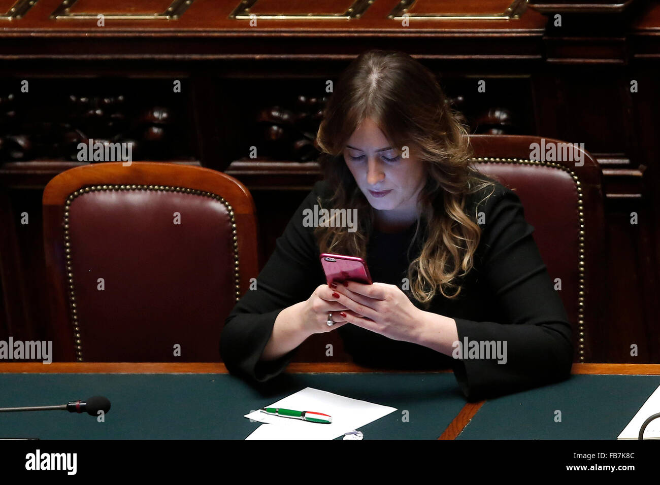Maria Elena Boschi usando il suo iphone Roma 11 gennaio 2016. Camera dei deputati. Votazione finale sulle riforme costituzionali. Foto Foto Stock