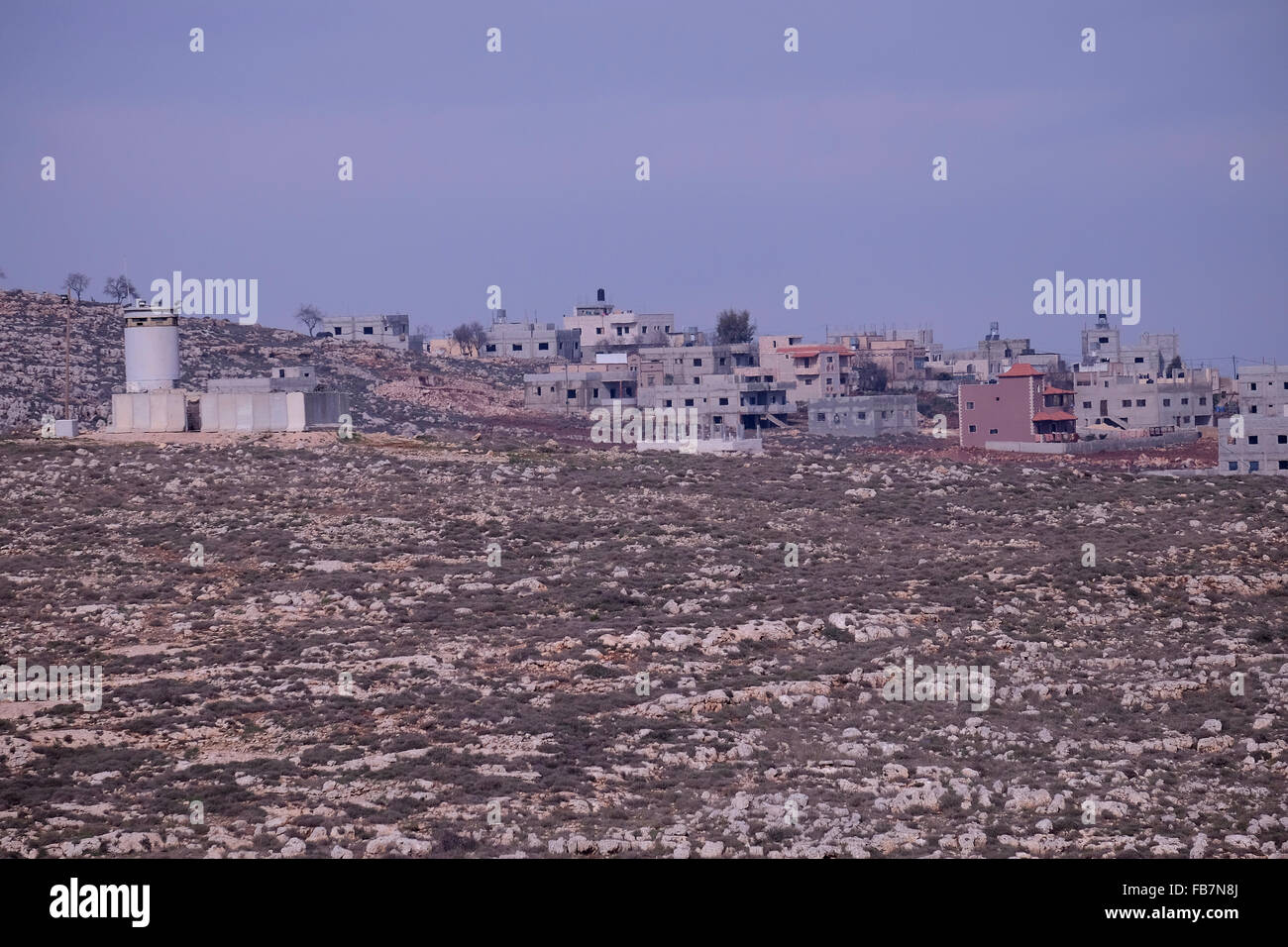 Un militare israeliano scatola di pillole accanto ai villaggi palestinesi di Qusra e vicino Esh Kodesh che è un piccolo avamposto israeliano insediamento in Cisgiordania, Israele il 11 gennaio 2016 la valle di Shiloh è casa di una stringa di avamposti di insediamento illegali, vi è una continua controversia tra l'Esh Kodesh coloni e vicino villaggio palestinese Qusra sulla proprietà della terra. Foto Stock