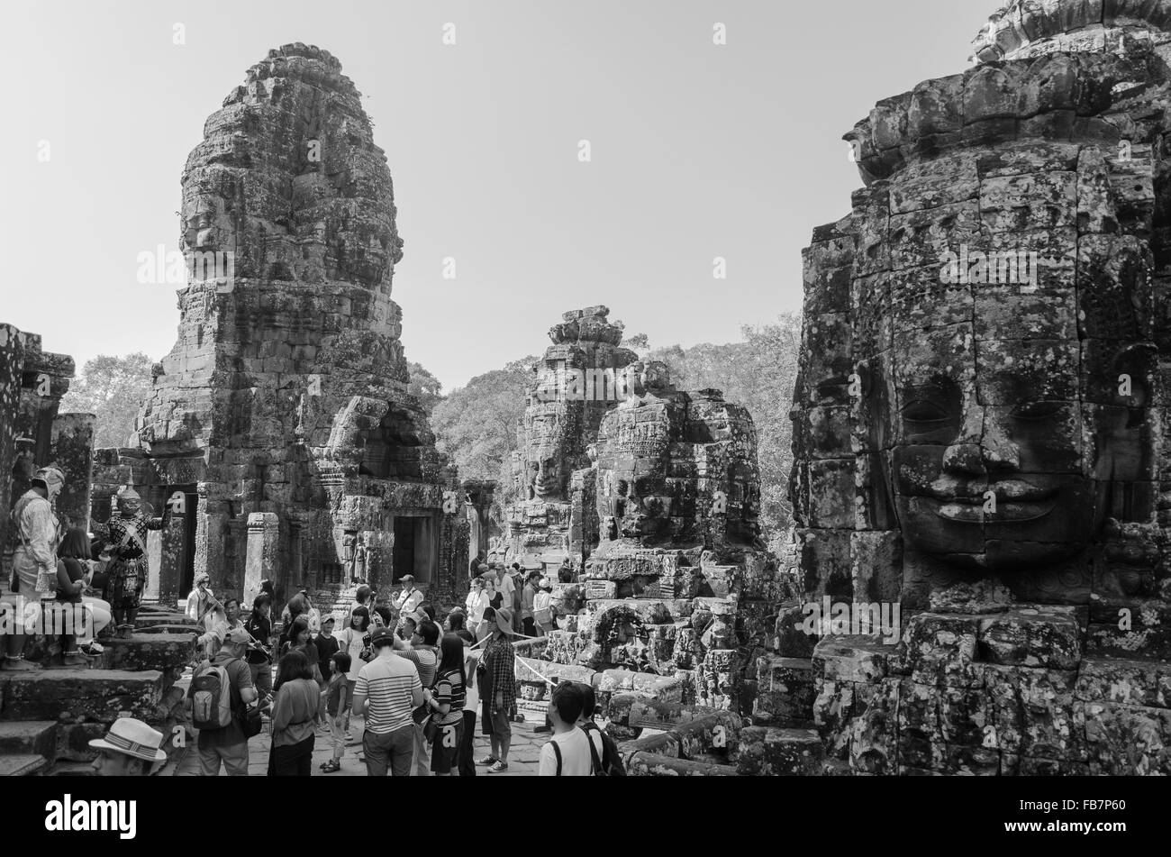 I turisti esplorano tempio Bayon, Angkor Thom, Angkor Wat tempio complesso, Cambogia Foto Stock