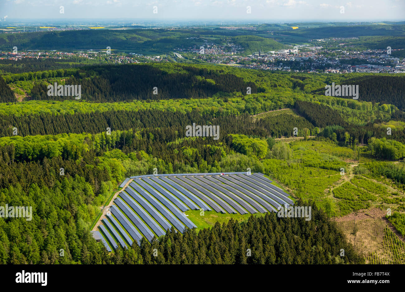 Vista aerea, impianto solare nella foresta, Arnsberg-Holzen, energia solare nella foresta, Eneergie alternativi, foresta mista,Arnsberg Foto Stock