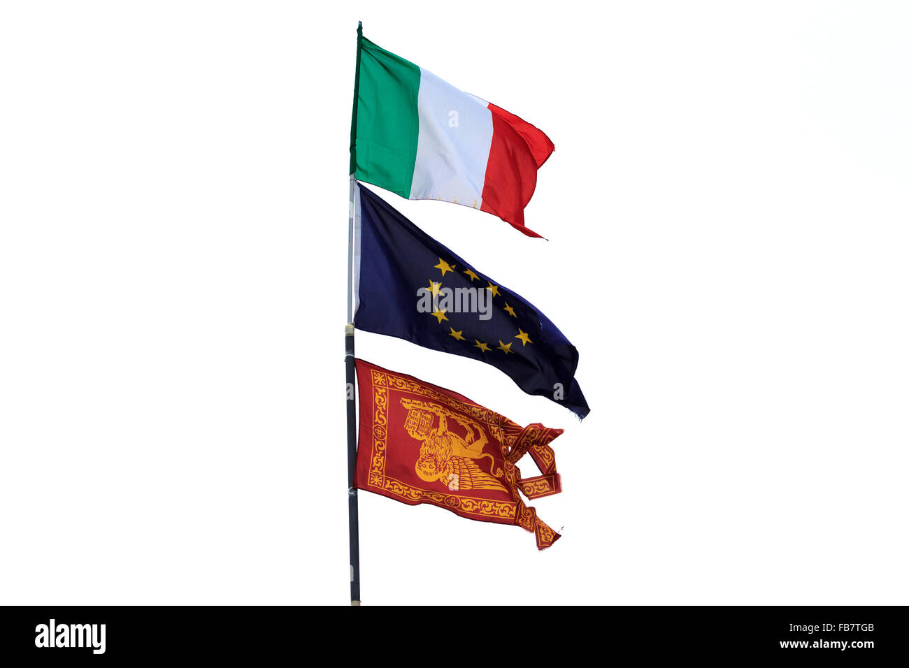 Tre isolati bandiere sventolano al vento, Italia, Europa Foto Stock