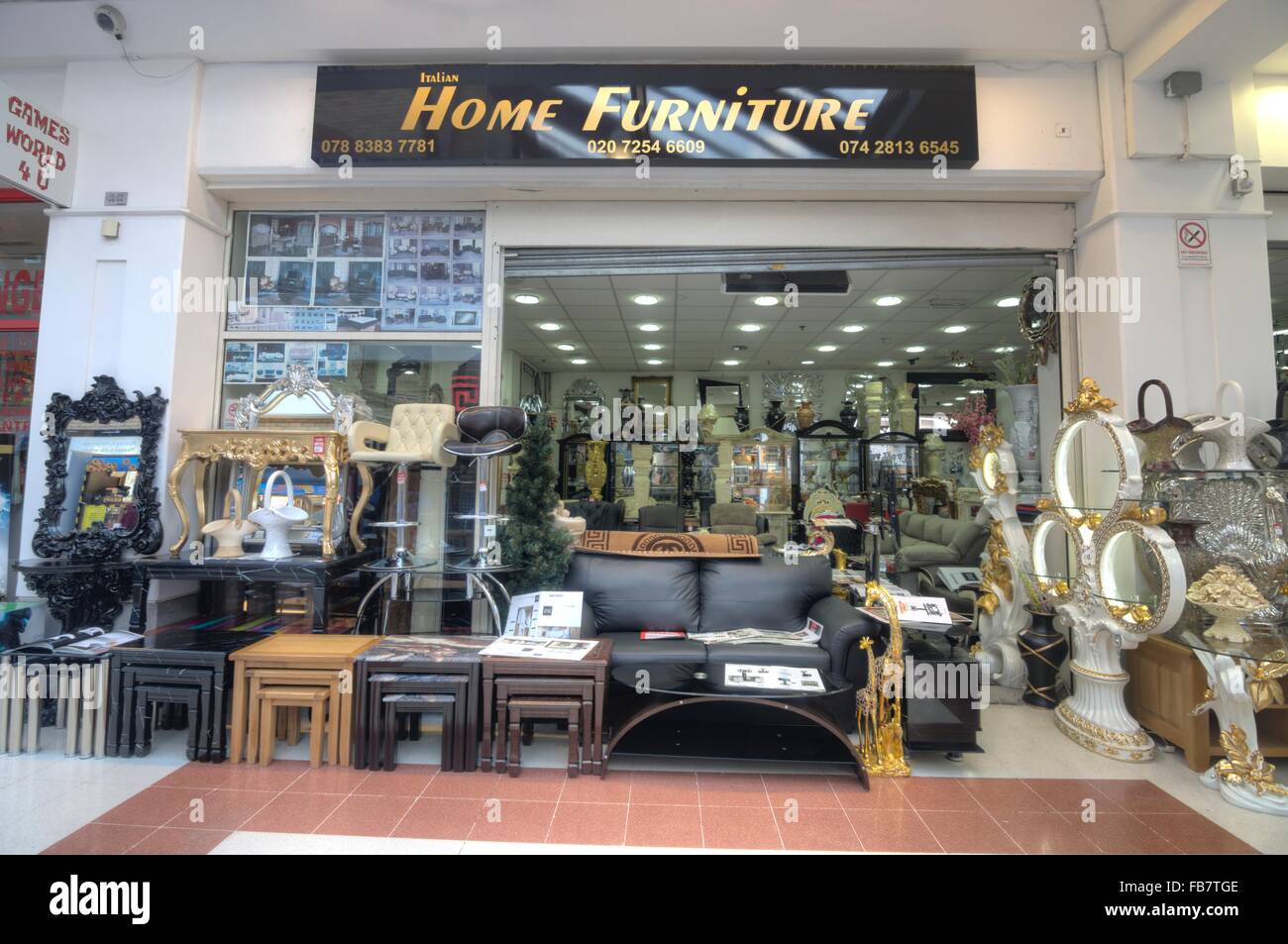 A buon mercato negozio di arredamento. mobili a basso prezzo. Foto Stock