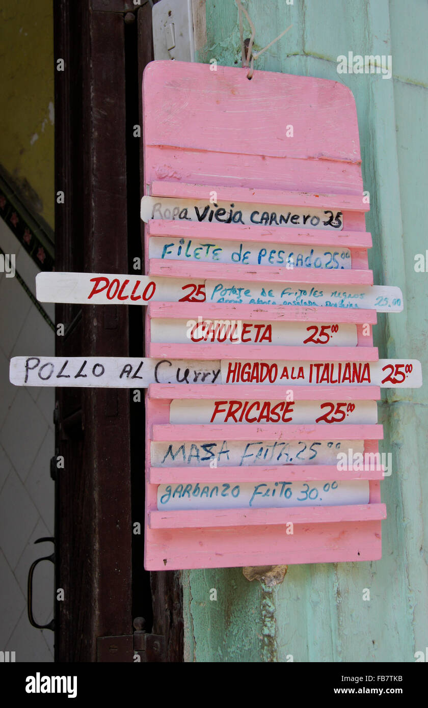 Scheda Menu inviato al di fuori del piccolo cafe, Havana, Cuba Foto Stock