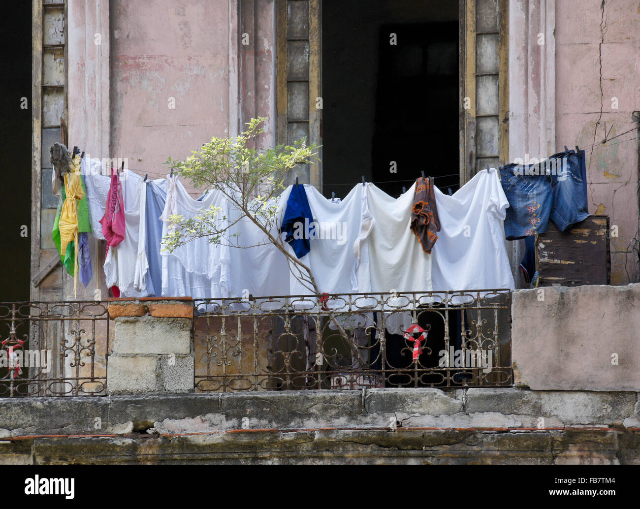 Servizio lavanderia asciugatura sul balcone del vecchio edificio residenziale, Habana Vieja (l'Avana Vecchia), Cuba Foto Stock