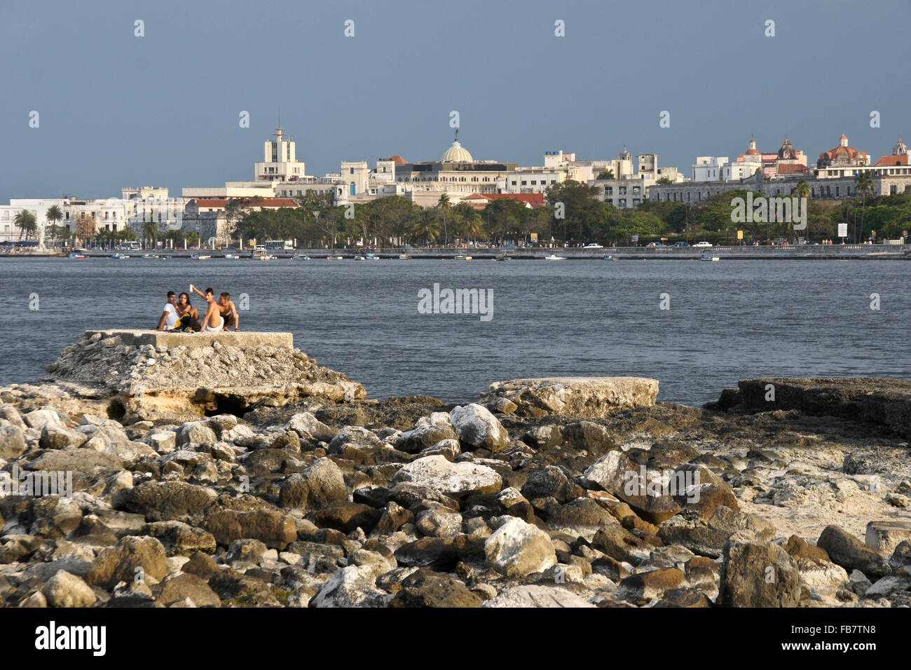 Skyline di Havana, Cuba, visto dalle rocce sotto castello El Morro Foto Stock
