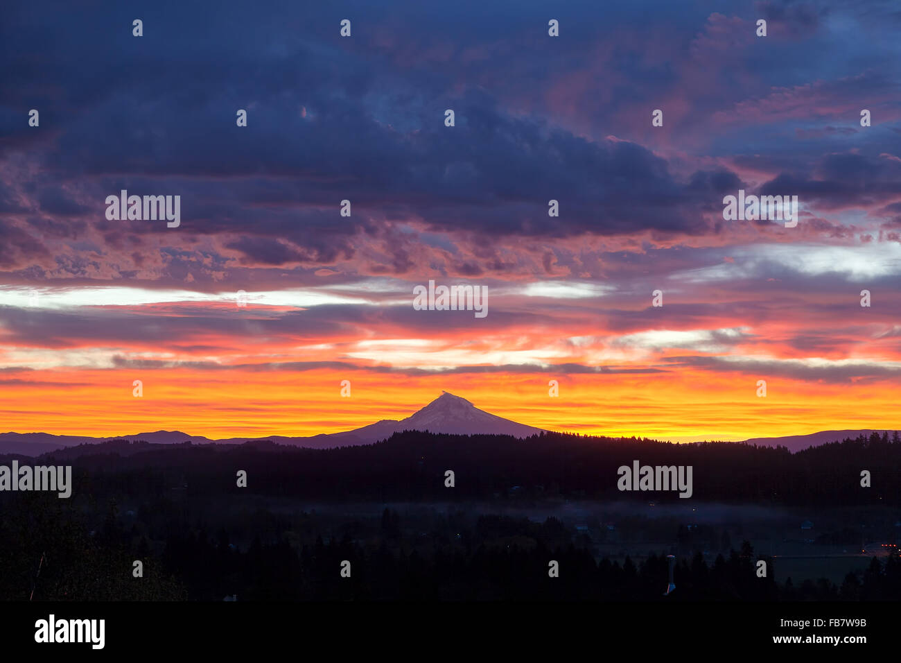 Happy Valley Oregon con Mt vista cofano durante il Sunrise con colorati drammatico Sky Foto Stock