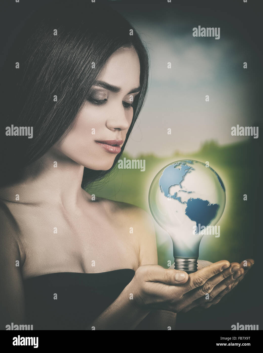 Eco ritratto femminile. Lo sviluppo sostenibile e le fonti rinnovabili di concetto di potenza Foto Stock