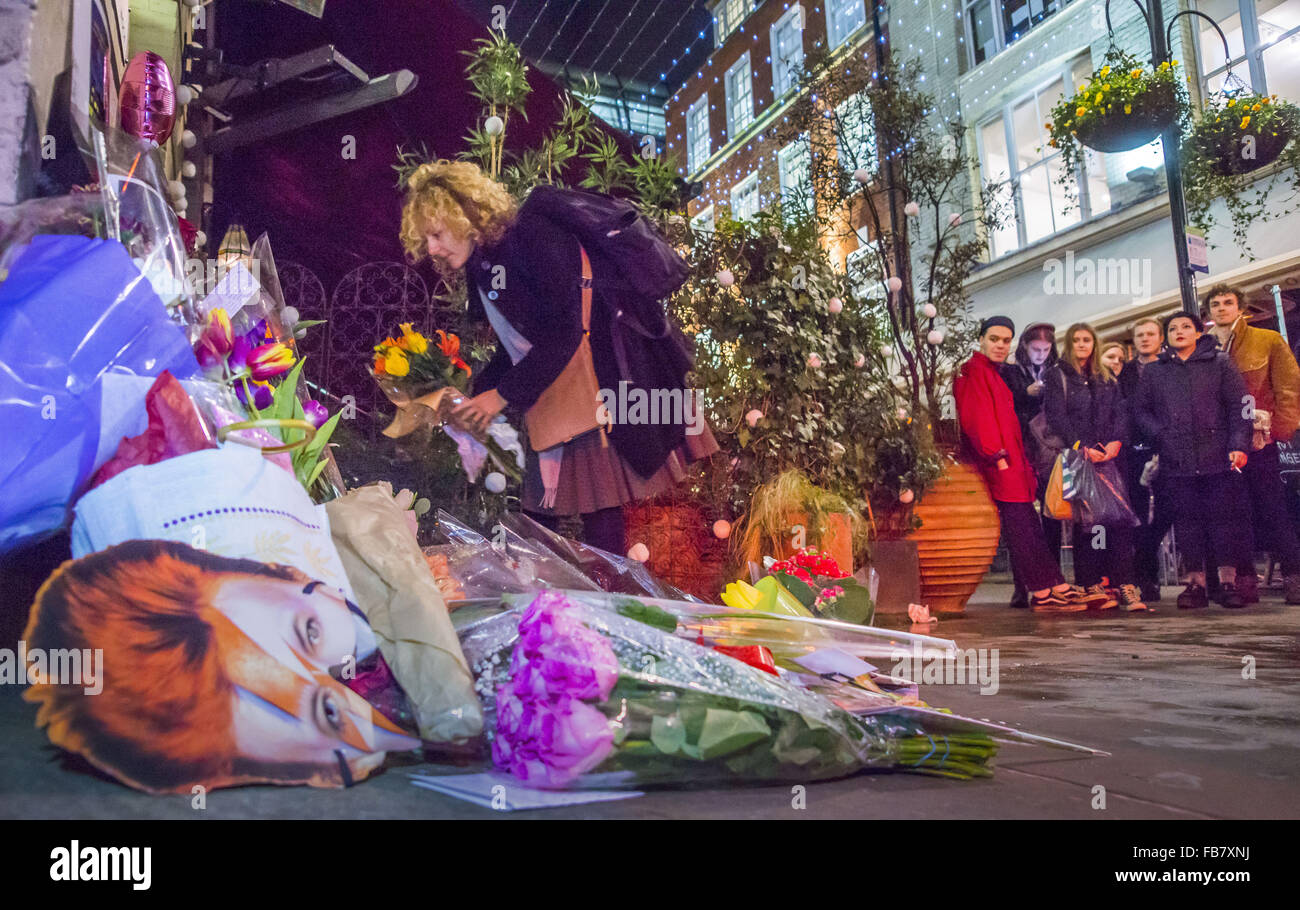 Londra, Regno Unito. 11 gennaio, 2016. Le persone si radunano per le strade di Londra il giorno David Bowie morì Credito: Marcus Tylor/Alamy Live News Foto Stock