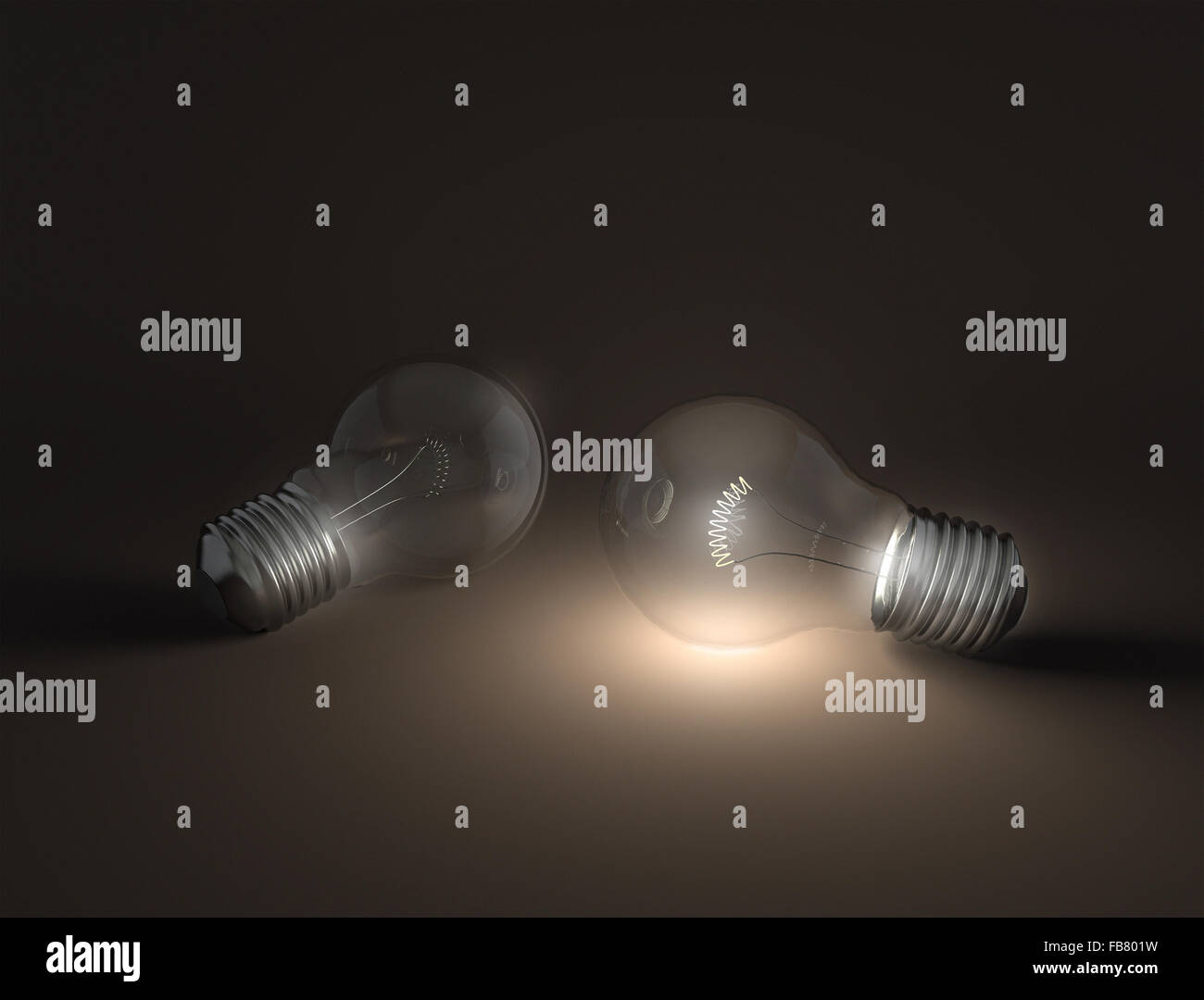 Le due lampadine, uno è illuminato di altri è scuro, rendendo un piacevole contrasto. La zona vuota per la tua progettazione al di sopra o al di sotto. Foto Stock