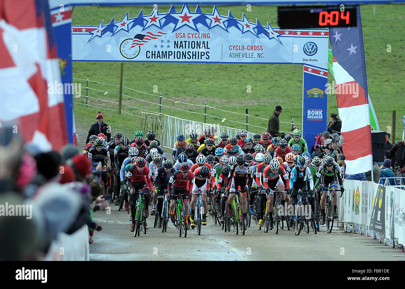 Asheville, North Carolina, Stati Uniti d'America. Decimo gen, 2016. Junior uomini sprint dall'avviamento durante gli Stati Uniti Ciclismo Cyclo-Cross Campionati Nazionali presso il centro storico di Biltmore Estate di Asheville North Carolina. © csm/Alamy Live News Foto Stock