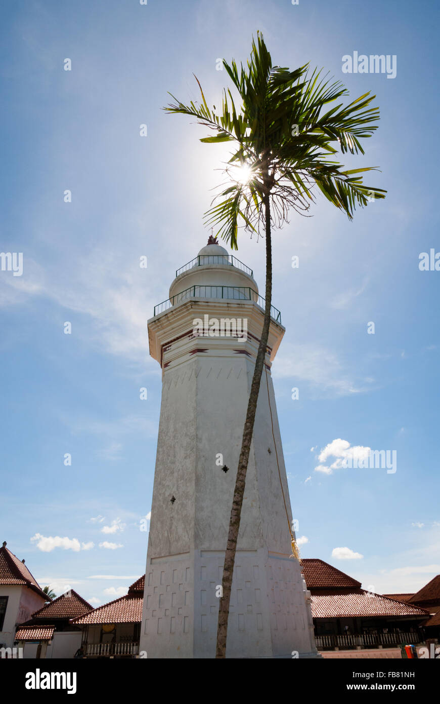 La torre della Grande Moschea di Banten, un patrimonio culturale del periodo Sultanato di Banten, che si trova nella vecchia Banten, Serang, Banten, Indonesia. Foto Stock