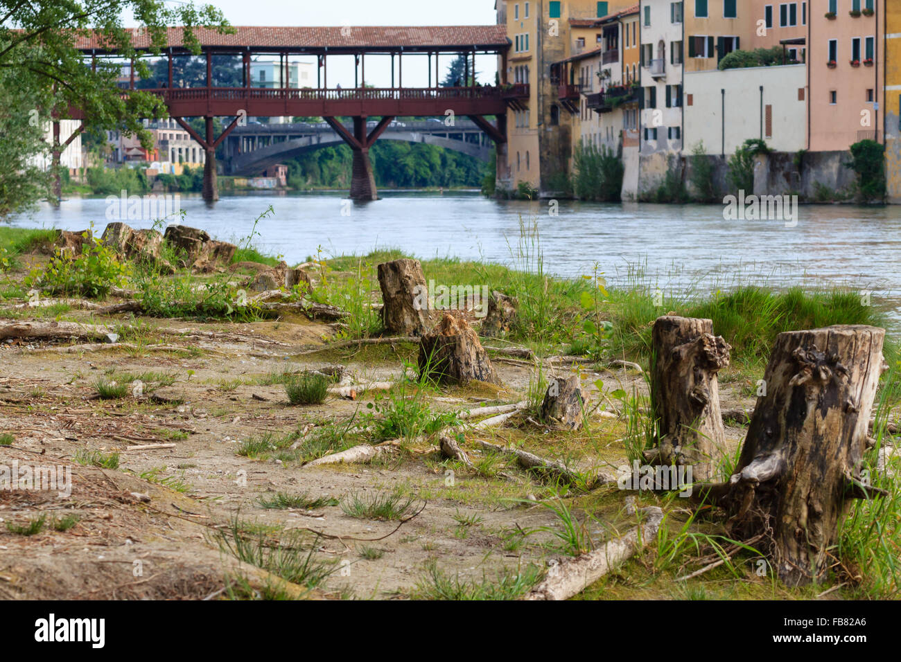 Panorama da Bassano del Grappa, il vecchio ponte in legno sul fiume Brenta , paesaggio italiano Foto Stock