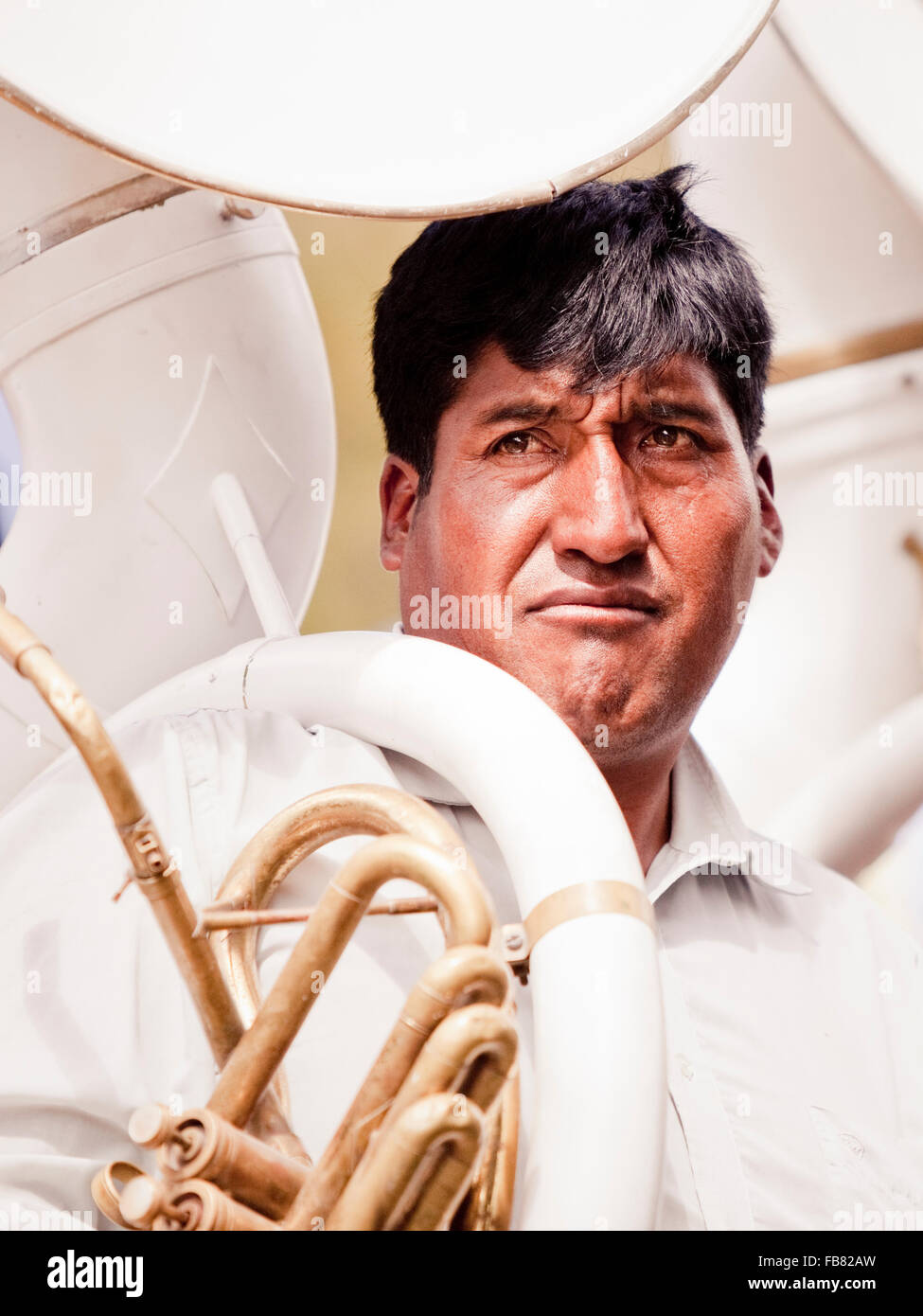 Musicista in parata durante una fiesta a San Pedro, La Paz provincia, Bolivia. Foto Stock