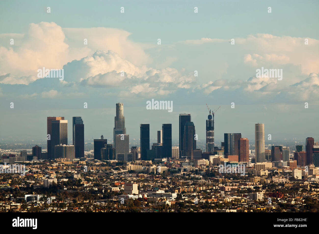 Tempesta cancella su Los Angeles Skyline, vista da Mulholland Drive, Los Angeles, California, Stati Uniti d'America Foto Stock