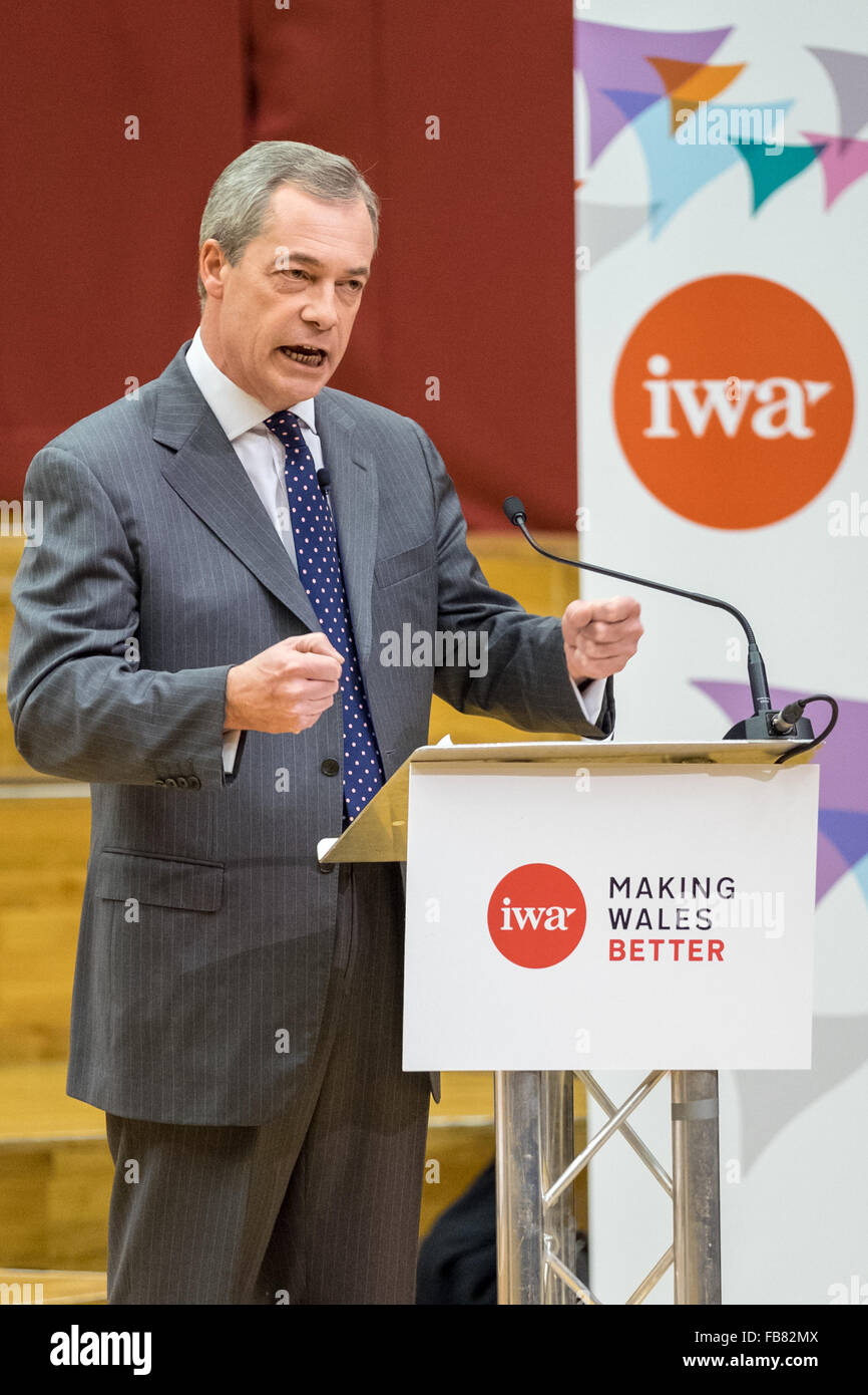 Wales Millennium Centre Cardiff Bay, Cardiff, Galles, 11 Gennaio 2016: IWA (Istituto di affari gallese), in collaborazione con l Università di Cardiff, organizza un dibattito tra il primo ministro Carwyn Jones e Nigel Farage, sul referendum europeo e del Regno Unito in futuro l'Unione europea. Credito: Daniel Damaschin/Alamy Live News Foto Stock