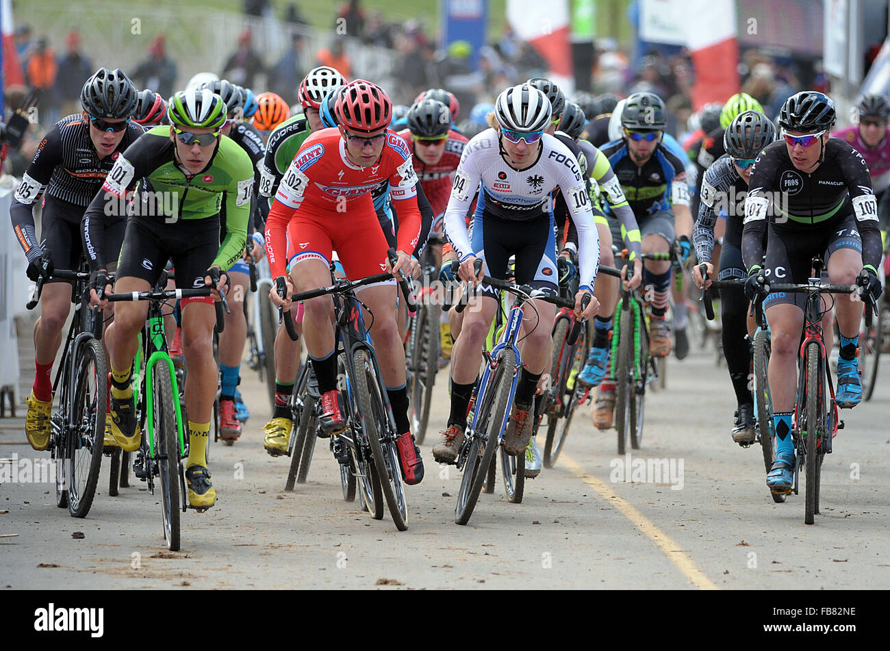 Asheville, North Carolina, Stati Uniti d'America. Decimo gen, 2016. Gli uomini dell'U23 ciclisti sprint dalla linea di partenza durante la USA Ciclismo Cyclo-Cross Campionati Nazionali presso il centro storico di Biltmore Estate di Asheville North Carolina. © csm/Alamy Live News Foto Stock