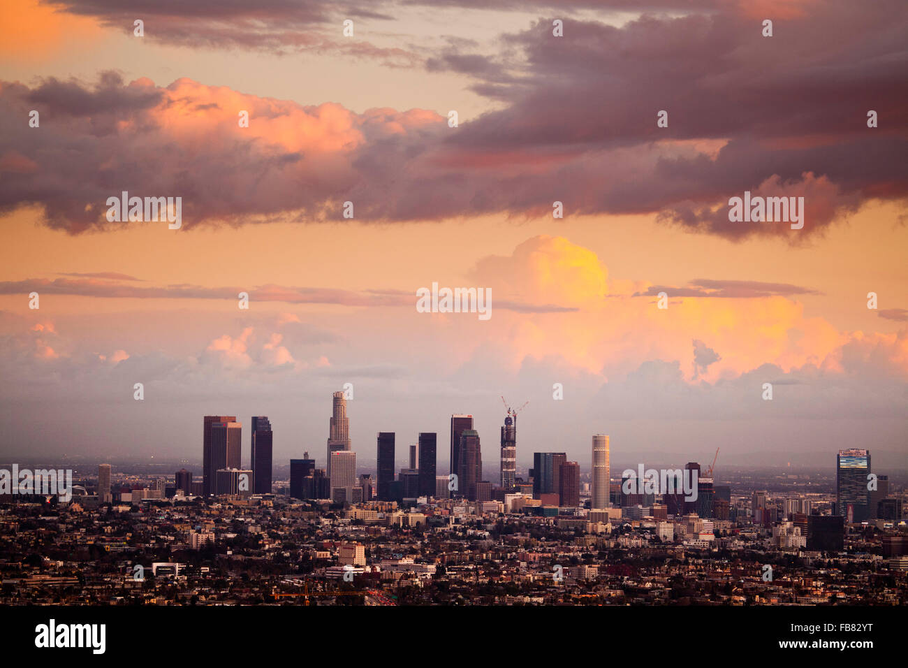 Tempesta cancella su Los Angeles Skyline, vista da Mulholland Drive, Los Angeles, California, Stati Uniti d'America Foto Stock