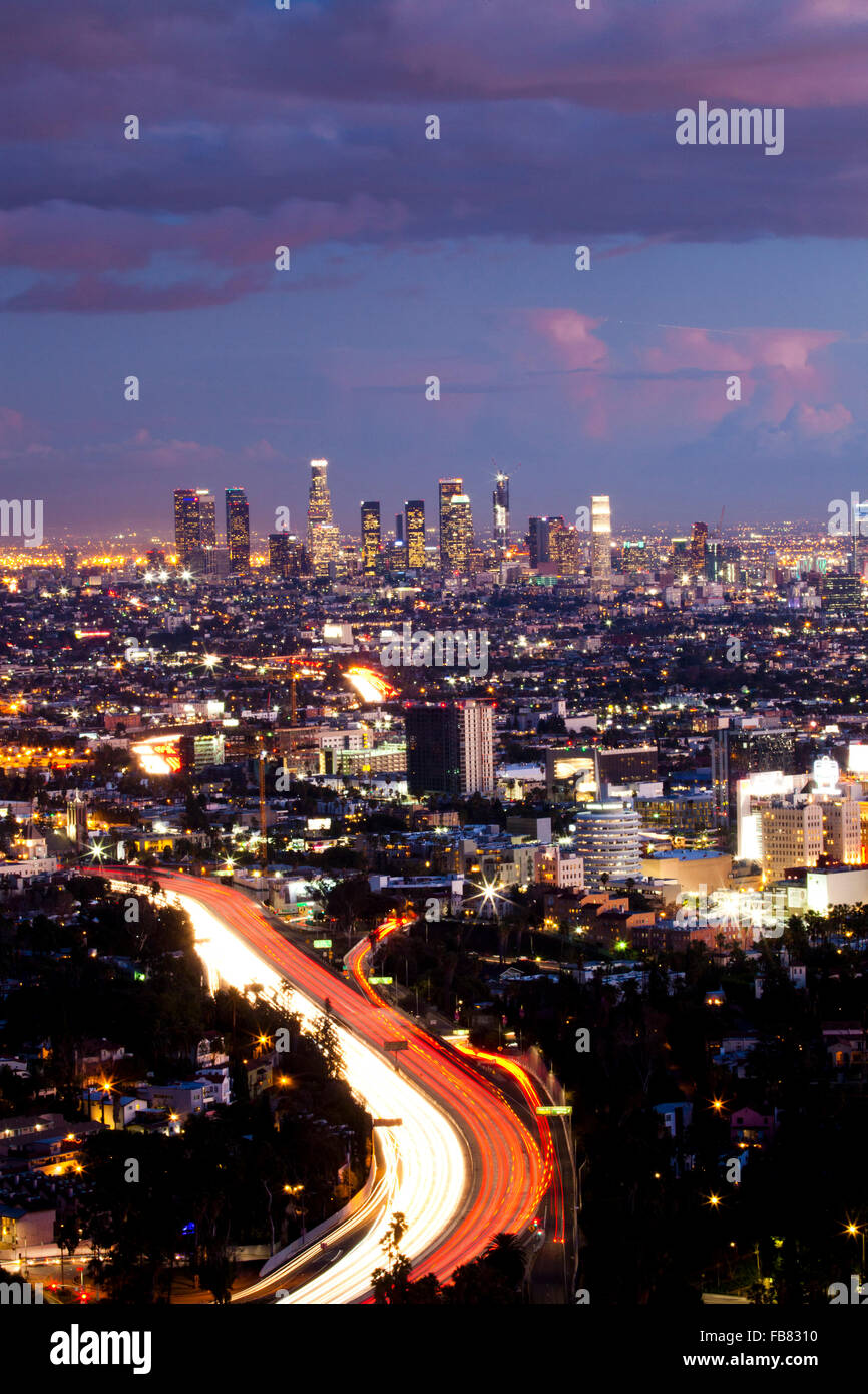 Tempesta cancella su Los Angeles Skyline, vista da Mulholland Drive, Los Angeles, California, Stati Uniti d'America Foto Stock